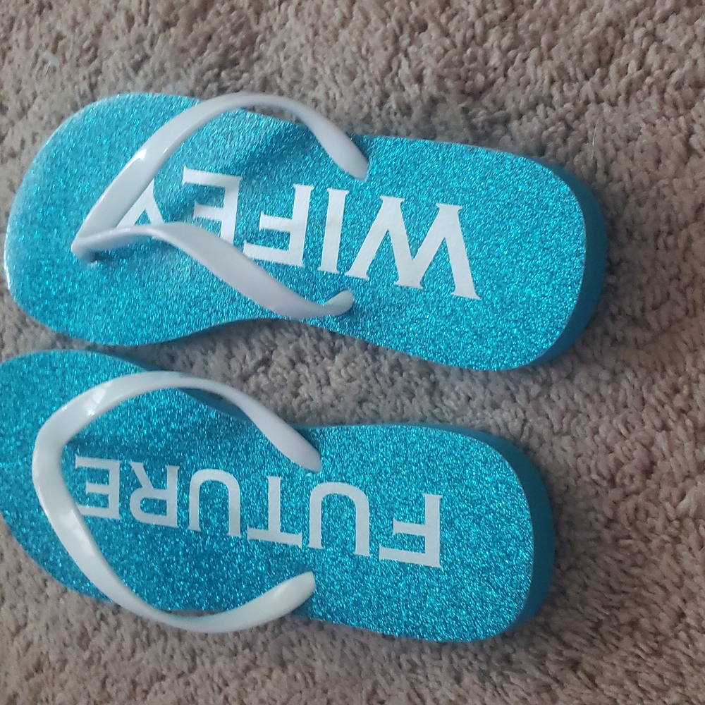 Betsey Johnson Future Wifey Flip flops size 9M